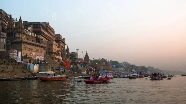 Varanasi Indie Mar 2018 Banki Święta Rzeka Ganges Wczesnym Rankiem — Zdjęcie stockowe