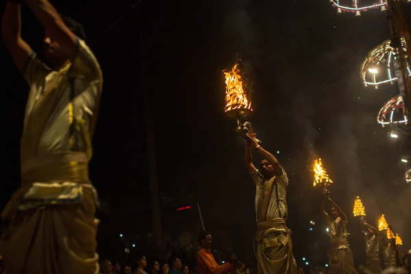 Varanasi Indie Mar 2018 Hinduskich Kapłanów Wykonać Agni Pooja Sanskryt — Zdjęcie stockowe