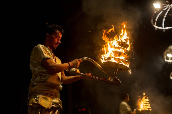 バラナシ インド 2018 ヒンドゥー教の僧侶がアグニ プージャを行う サンスクリット語 火の崇拝 Dashashwamedh ガート バラナシのメインと最古のガートがガンジス川にあります — ストック写真