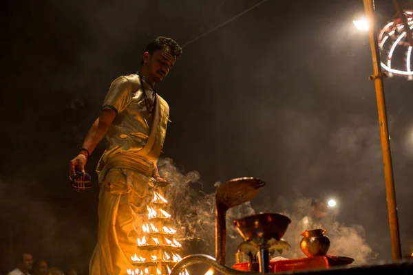 Varanasi Indie Mar 2018 Hinduskich Kapłanów Wykonać Agni Pooja Sanskryt — Zdjęcie stockowe