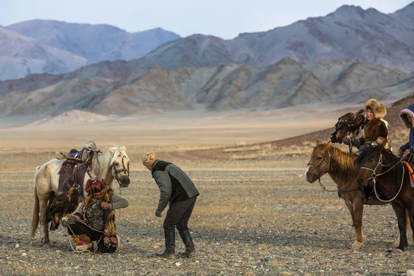 Sagsay Mongolia Setembro 2017 Berkutchi Eagle Hunter Com Águia Dourada — Fotografia de Stock