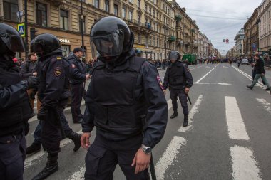 St. Petersburg, Rusya Federasyonu - 5 Mayıs 2018: polis memuru isyan dişli bir muhalefet protesto mitingi öncesinde devlet başkanı Vladimir Putin'ın açılış töreni sırasında bir Nevsky prospect engellemek.