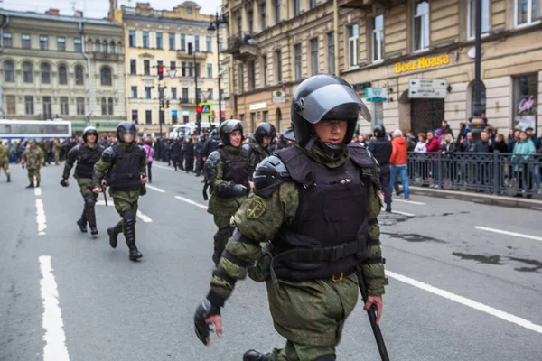 Petersburg Rusia Mayo 2018 Oficiales Policía Equipo Antidisturbios Bloquean Una —  Fotos de Stock