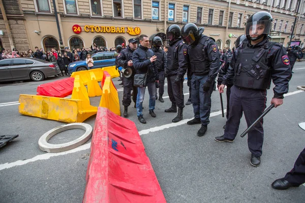 Petersburg Russland Mai 2018 Polizisten Krawallkleidung Blockieren Während Einer Protestkundgebung — Stockfoto