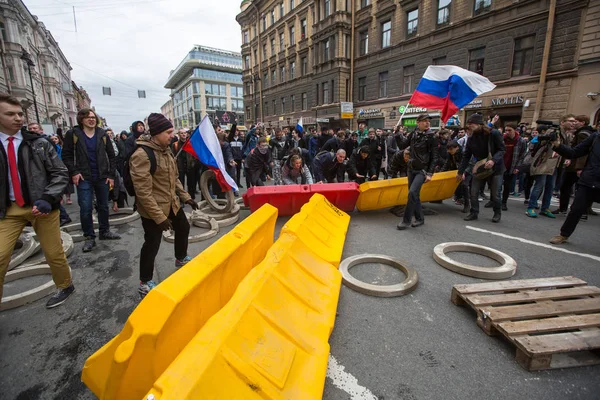 俄罗斯圣彼得堡 2018年5月5日 在普京总统就职典礼前反对党抗议集会上涅夫斯基前景的反对派支持者 — 图库照片
