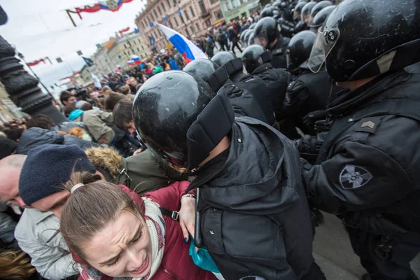 Petersburg Russland Mai 2018 Polizisten Krawallkleidung Blockieren Während Einer Protestkundgebung — Stockfoto