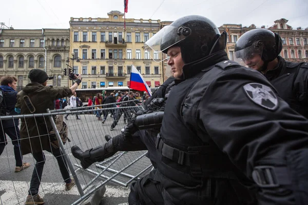 Санкт Петербург Россия Мая 2018 Года Офицеры Полиции Спецодежде Блокируют — стоковое фото