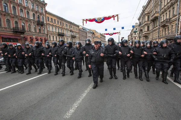 Petersburg Russland Mai 2018 Polizisten Krawallkleidung Blockieren Während Einer Protestkundgebung — Stockfoto