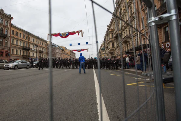 Petersburg Rusia Mayo 2018 Oficiales Policía Equipo Antidisturbios Bloquean Una —  Fotos de Stock