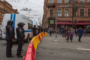 St. Petersburg, Rusya Federasyonu - 5 Mayıs 2018: polis memuru isyan dişli bir muhalefet protesto mitingi öncesinde devlet başkanı Vladimir Putin'ın açılış töreni sırasında bir Nevsky prospect engellemek.