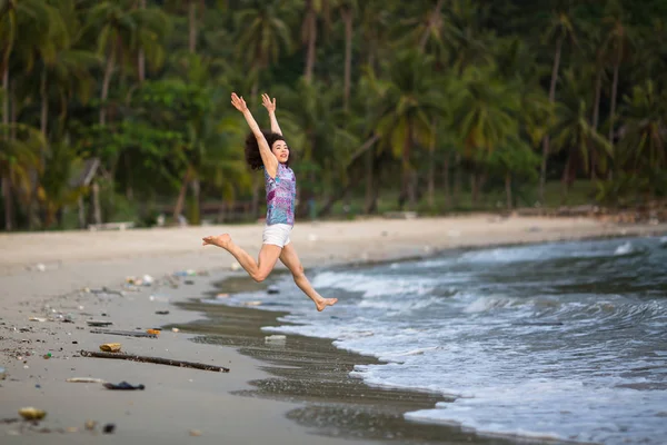 Une Jeune Femme Métisse Marche Long Une Plage Tropicale Polluée — Photo