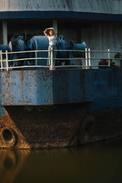 Fotografia Uma Jovem Bela Mulher Raça Mista Enorme Navio Abandonado — Fotografia de Stock