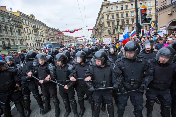 Petersburg Rússia Maio 2018 Policiais Equipamento Choque Bloqueiam Uma Perspectiva — Fotografia de Stock