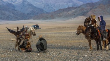 Sagsay, Moğolistan - 28 Eylül 2017: ATI ise bir Altın Kartallar ile tavşan Bayan-Olgii Aymağı dağlarında kolları üzerinde avcılık kazak kartal Hunter (Berkutchi). 
