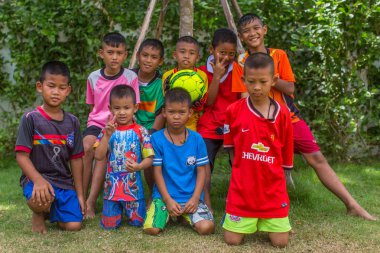 Koh Chang, Tayland - Mar 3, 2018: Köyü Klong şarkı bölgesinde yerel bilinmeyen çocuklar. Ko Chang 5,356 nüfusu ile 8 köyleri oluşan Adası.