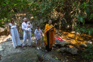 Koh Chang, Tayland - 10 Mar 2018: Sırasında vaftiz - manevi doğum Hıristiyan ayini. Tayland'da şu anda 10 Ortodoks yerleşim birimleri, Ortodoks nüfus %0,002 tarafından uygulanmaktadır.