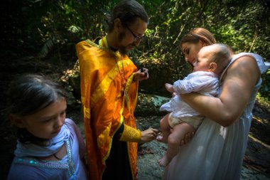 Koh Chang, Tayland - 10 Mar 2018: sırasında mezhepler vaftiz (suya daldırma) - ilk ve en önemli Hıristiyan gizem, manevi doğum kutsallığı. Sitemizde şuan 10 Ortodoks bucak Tayland.