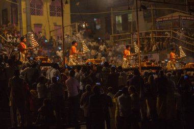 Varanasi, Hindistan - 13 Mar 2018: Bir grup rahip Agni Pooja gerçekleştirmek (Sanskritçe: ibadet of Fire) üzerinde Dashashwamedh Ghat - ana ve en eski ghat Varanasi, Ganj bulunan..