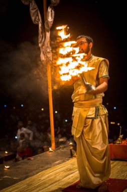 Varanasi, Hindistan - 15 Mar 2018: Bir grup rahip Agni Pooja gerçekleştirmek (Sanskritçe: ibadet of Fire) üzerinde Dashashwamedh Ghat - ana ve en eski ghat Varanasi, Ganj bulunan..