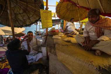 Varanasi, Hindistan - 16 Mar 2018: Kuaför Hacı saç keser. Varanasi, bir saç kesimi Hinduizm arıtma ayin bir tür olarak kabul edilir.