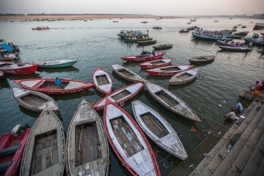 Varanasi, Hindistan - 17 Mar 2018: Kutsal Ganj Nehri kıyısında. Efsaneye göre şehrin yaklaşık 5000 yıl önce Tanrı Shiva tarafından kuruldu.