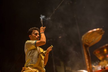 Varanasi, Hindistan - 23 Mar 2018: Hindu rahip Agni Pooja gerçekleştirmek (Sanskritçe: ibadet of Fire) üzerinde Dashashwamedh Ghat - ana ve en eski ghat Varanasi, Ganj bulunan..