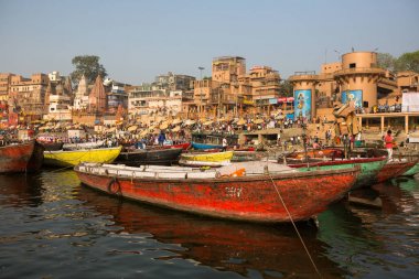 Varanasi, Hindistan - 26 Mar 2018: Bir tekne görünümünden suda Varanasi kıyı boyunca Ganj Nehri üzerinde süzülüyor. Efsaneye göre şehrin yaklaşık 5000 yıl önce Tanrı Shiva tarafından kuruldu.