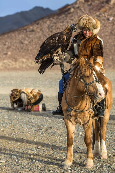 Sagsay Mongolia Września 2017 Kazachski Eagle Hunter Berkutchi Konia Podczas — Zdjęcie stockowe