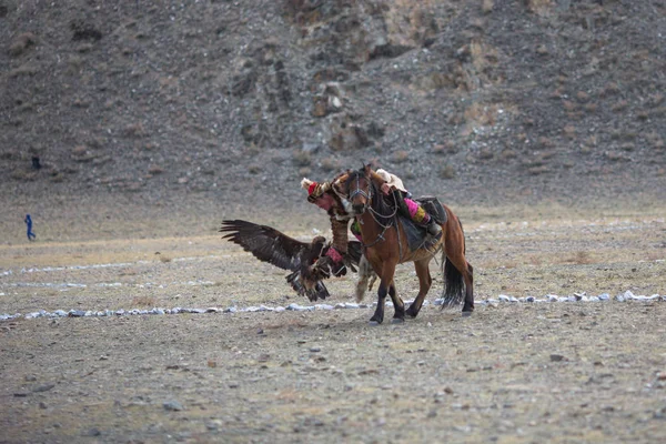 Olgiy Mongolia Września 2017 Golden Eagle Hunter Tradycyjne Stroje Złotym — Zdjęcie stockowe