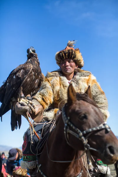 Olgiy Mongolië Sep 2017 Kazakh Golden Eagle Hunter Traditionele Kleding — Stockfoto