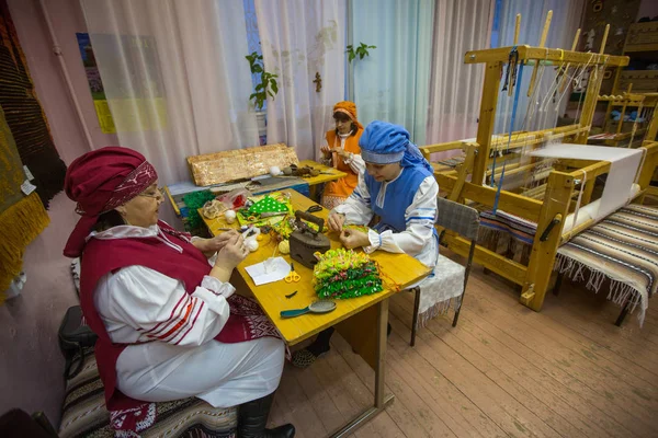 Vazhiny 列宁格勒地区 俄罗斯 2017年12月21日 织布工在纺织装饰艺术工作室 Tekstilnaya Plastika 在市政预算机构的文化 — 图库照片