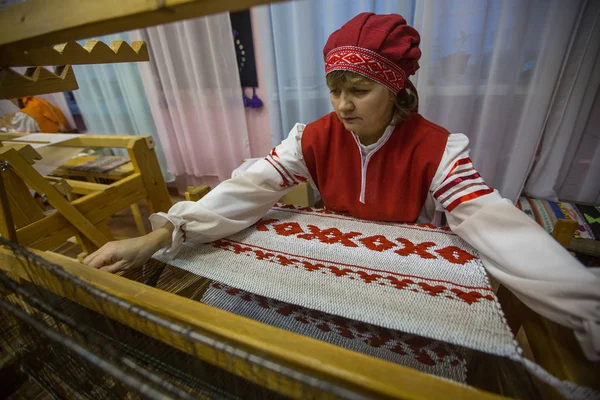 Vazhiny 列宁格勒地区 俄罗斯 2017年12月21日 织布工在纺织装饰艺术工作室 Tekstilnaya Plastika 在市政预算机构的文化 — 图库照片