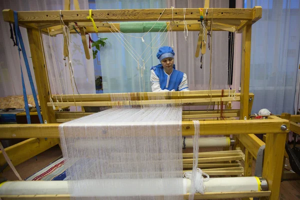 Vazhiny Leningrad Region Russia Dec 2017 Weaver While Working Textile — Stock Photo, Image