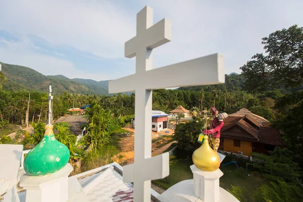 2018年2月24日 东正教牧师刷新十字架在教堂的圆顶 目前在泰国有10个东正教教区 正统是由0 002 的人口来实践的 — 图库照片
