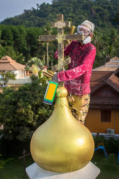 Koh Chang Thaiföld 2018 Február Ortodox Pap Felfrissíti Keresztezi Kupolák — Stock Fotó