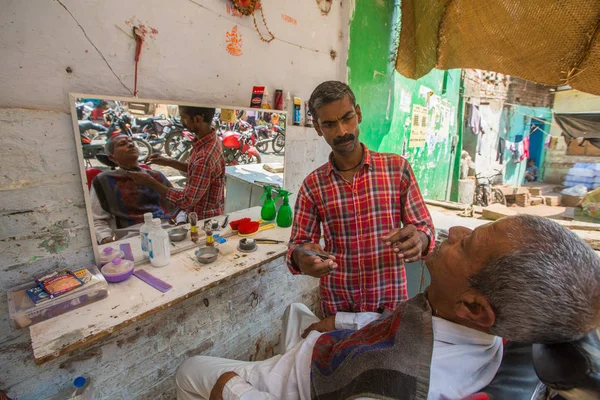 Varanasi Indie Březen 2018 Kadeřník Zastřihne Vlasy Poutník Účes Váránasí — Stock fotografie