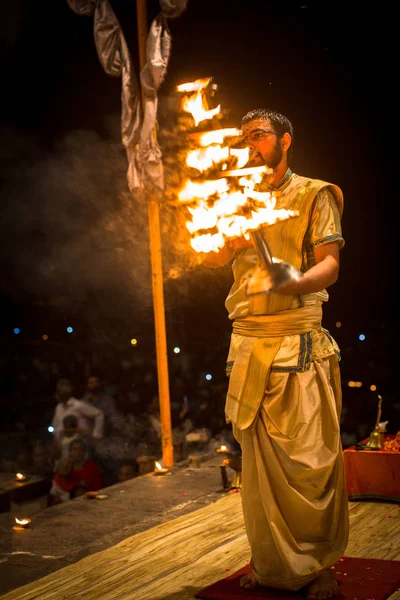 Varanasi India Mar 2018 Een Groep Van Priesters Voer Agni — Stockfoto