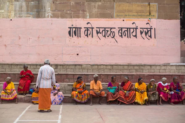 Varanasi Indie Březen 2018 Poutníci Rituál Agni Pooja Sanskrt Uctívání — Stock fotografie