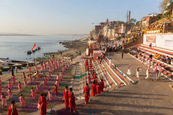 バラナシ インド 2018 若いヒンドゥー教の僧侶は ガンジス川のほとりに夜明けに合わせて式を実施 インドの旗を上げます バラナシはヒンズー教の の神聖な都市の一つ — ストック写真
