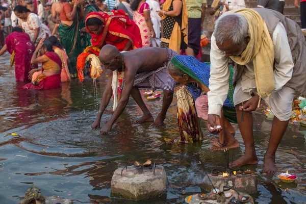 Varanasi India 2018 Március Zarándokok Belevetette Magát Szent Gangesz Folyó — Stock Fotó