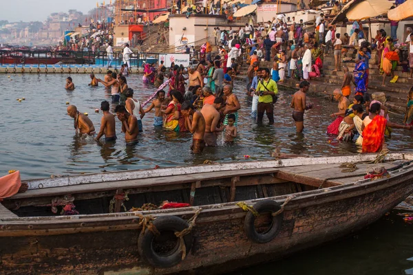 Varanasi Índia Mar 2018 Peregrinos Mergulham Água Sagrado Rio Ganges — Fotografia de Stock