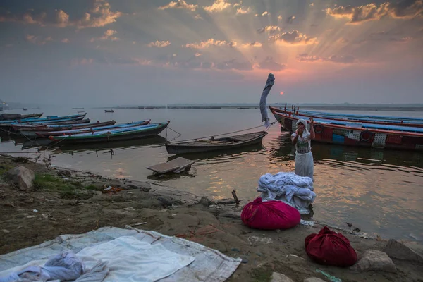 Varanasi India Mar 2018 Een Man Wast Bladen Heilige Ganges — Stockfoto