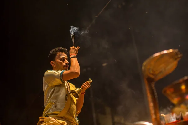 Varanasi India Mar 2018 Sacerdotes Hindúes Realizan Agni Pooja Sánscrito —  Fotos de Stock