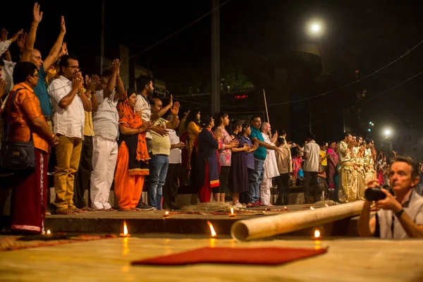 Varanasi Indie Mar 2018 Piligrims Podczas Agni Pooja Sanskryt Kultu — Zdjęcie stockowe