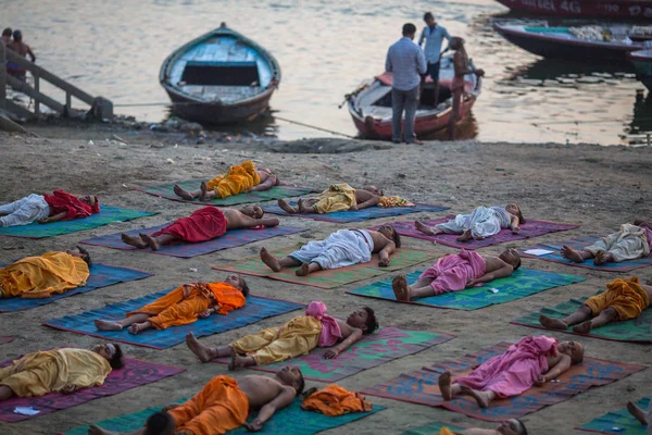 Varanasi Hindistan Mar 2018 Genç Hindu Rahipler Şafak Ganj Kıyısında — Stok fotoğraf