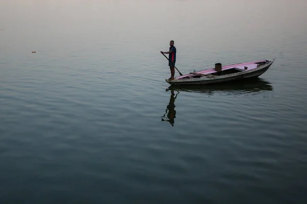 Варанаси Индия Марта 2018 Года Лодки Лодке Скользят Воде Реке — стоковое фото