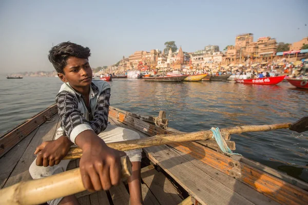 Varanasi India Mar 2018 Barqueros Barco Deslizan Través Del Agua —  Fotos de Stock