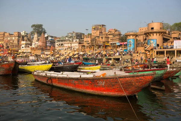 Varanasi Indien Mar 2018 Utsikt Från Båt Glider Genom Vattnet — Stockfoto