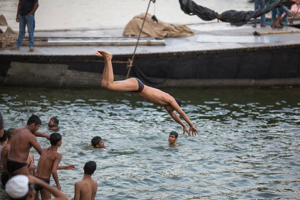 Varanasi Indie Mar 2018 Lokalnej Młodzieży Nurkuje Świętej Rzece Ganges — Zdjęcie stockowe