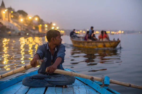 Varanasi Indien März 2018 Bootsfahrer Auf Dem Ganga Fluss Der — Stockfoto